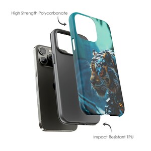 Puede incluir: Una funda de tel&eacute;fono de dos piezas con un gr&aacute;fico de tigre azul y verde. La funda est&aacute; hecha de policarbonato de alta resistencia y TPU resistente a los impactos.