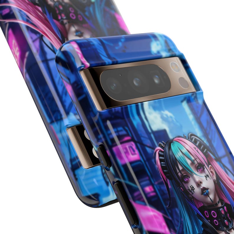 Może przedstawiać: Etui na telefon z kolorowym wzorem w stylu anime przedstawiającym dziewczynę z r&oacute;żowymi i niebieskimi włosami. Etui ma złoty wystający aparat z trzema obiektywami.