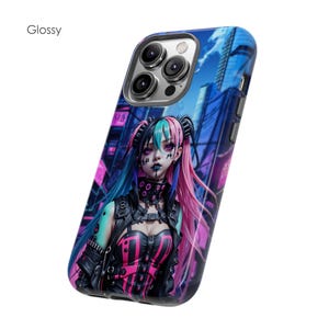 Może przedstawiać: Etui na telefon z błyszczącym wykończeniem przedstawiające cyberpunkową ilustrację kobiety z r&oacute;żowymi i niebieskimi włosami, ubraną w czarną sk&oacute;rzaną kurtkę i gorset. Tło to miasto z neonowymi światłami.