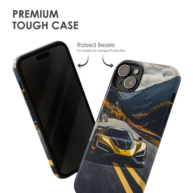 Puede incluir: Una funda de tel&eacute;fono negra con un coche deportivo amarillo en una carretera sinuosa. La funda tiene bordes elevados para la protecci&oacute;n de la pantalla y la c&aacute;mara. "Bordes elevados para la protecci&oacute;n de la pantalla y la c&aacute;mara" est&aacute; impreso en la funda.