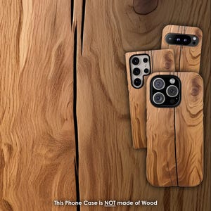 Może przedstawiać: Trzy etui na telefon z wzorem imitującym drewno. Etui wykonane są z twardego plastiku i mają realistyczny wz&oacute;r drewna. Tekst "This Phone Case is NOT made of Wood" znajduje się na dole obrazu.