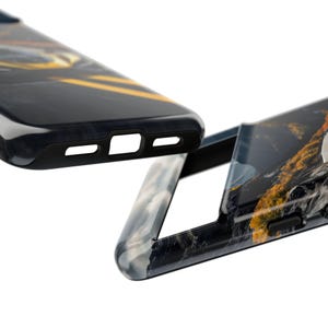 Puede incluir: Dos fundas para tel&eacute;fono con dise&ntilde;os diferentes. Una funda presenta un dise&ntilde;o abstracto amarillo y negro, mientras que la otra presenta una escena de monta&ntilde;a con un cielo azul y nubes.