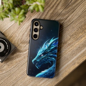 K&ouml;nnte beinhalten: Eine schwarze Handyh&uuml;lle mit einem blauen Drachen-Design. Der Drache blickt nach rechts und hat eine dunkelblaue und hellblaue Farbgebung. Die Handyh&uuml;lle hat ein dreifaches Kameraobjektiv auf der R&uuml;ckseite.