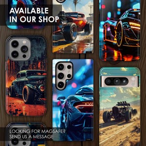 Puede incluir: Cuatro fundas de tel&eacute;fono diferentes con dise&ntilde;os de coches variados. Las fundas presentan un hot rod negro, un coche deportivo azul, un hot rod rojo y un hot rod negro con un fondo de desierto. El texto "AVAILABLE IN OUR SHOP" y "LOOKING FOR MAGSAFE? SEND US A MESSAGE" es visible en la imagen.
