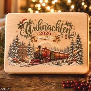 Peut inclure: Une planche en bois rectangulaire avec une illustration imprimée d'un train à vapeur traversant une forêt enneigée. Le texte indique "Weihnachten 2026" et "Fam. Fornau" avec un panneau indiquant "Nordpol," "Santa's Workshop," et "Elfenwald."