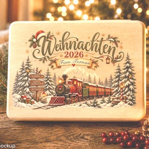 Könnte beinhalten: Ein rechteckiges Holzbrett mit einer festlichen Illustration eines Dampfzuges, der durch einen verschneiten Wald fährt. Der Text lautet "Weihnachten 2026" und "Fam. Tornau", ergänzt durch ein Schild mit "Nordpol", "Santa's Workshop" und "Elfenwald".