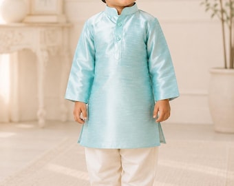 Conjunto de kurta pijama de seda para niño: ropa étnica india azul claro, atuendo festivo.