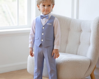 Komplet ubranek dla chłopca w kolorze niebieskim – 4-częściowy formalny garnitur dla malucha z koszulą, kamizelką, muszką i spodniami