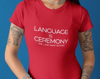 Camiseta "El lenguaje es ceremonia" de Una Tierra, Muchas Naciones