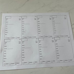 Puede incluir: Una hoja de papel blanca con múltiples secciones para registrar información médica. Cada sección tiene encabezados para "Adm", "Hx", "A&Ox", "Up w/", "Diet", "Card", "Resp", "GI/GU", y "Skin". También hay casillas de verificación para "Meds", "Assess", y "Note".
