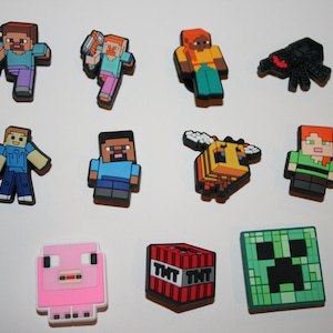 Könnte beinhalten: Ein Set mit 10 Minecraft-Charakter-Schuh-Anhängern. Die Anhänger zeigen Charaktere wie Steve, Alex, einen Creeper, ein Schwein, eine Biene und eine Spinne. Die Anhänger sind aus Gummi und zum Anbringen an Schuhen gedacht.