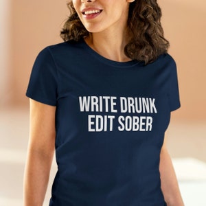 Puede incluir: Una camiseta azul marino con texto blanco que dice "WRITE DRUNK EDIT SOBER".