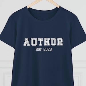 Könnte beinhalten: Ein marineblaues T-Shirt mit weißem Text, der "AUTHOR EST. 2023" lautet.
