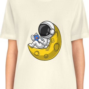 Astronauta leyendo en la luna, amante de los libros, lindo gráfico de dibujos animados, regalo para el maestro, ratón de biblioteca, regalo camiseta unisex