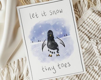 Può includere: Biglietto di auguri con un'illustrazione di pinguino. Il pinguino è creato da un'impronta, con le parole "let it snow" e "tiny toes" scritte sopra e sotto. Lo sfondo è un acquerello blu.