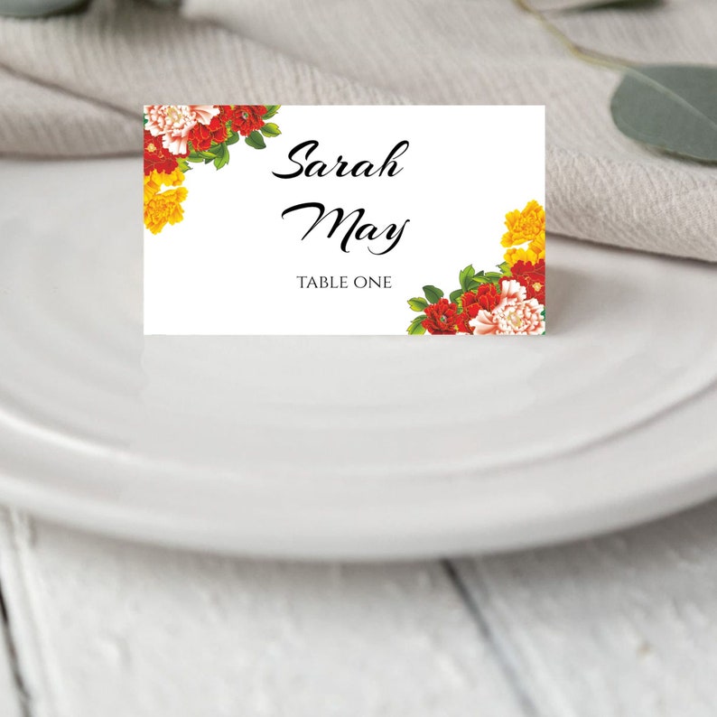 Pode incluir: Cart&atilde;o de lugar branco com borda floral com flores vermelhas, amarelas e brancas. O texto diz "Sarah May, Mesa Um."
