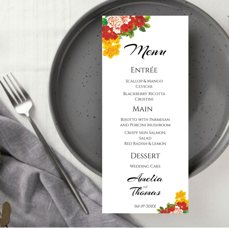 Pode incluir: Um cart&atilde;o de menu de casamento branco com decora&ccedil;&otilde;es florais. O menu inclui Entrada, Prato principal, Sobremesa e Bolo de casamento. Os nomes Amelia e Thomas est&atilde;o na parte inferior do cart&atilde;o.