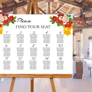 Pode incluir: Um mapa de lugares de casamento branco com decora&ccedil;&otilde;es florais no topo. O mapa &eacute; dividido em 15 se&ccedil;&otilde;es, cada uma com um n&uacute;mero e uma lista de nomes. O texto no topo diz "Por favor, encontre seu lugar."