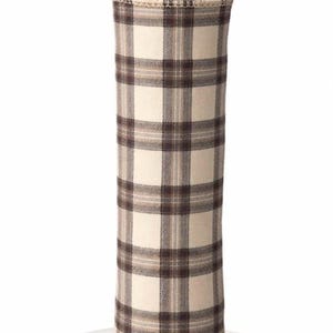Könnte beinhalten: Eine isolierte Wasserflasche aus Edelstahl mit einem karierten Stoffbezug in Creme, Braun und Beige. Die Flasche hat eine zylindrische Form und einen silbernen Deckel. Die Flasche steht auf einem runden Sockel aus gebürstetem Metall.