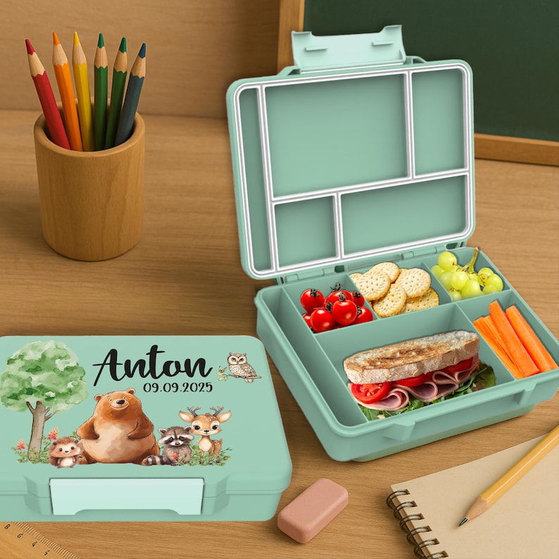 CreaDesign Personalisierte Brotdose Für Kinder – Bento Box Mit Fächern, Frosch-Motiv, Blau – Inkl. Gabel, Spülmaschinenfest – Name & Geburtsdatum Wählbar
