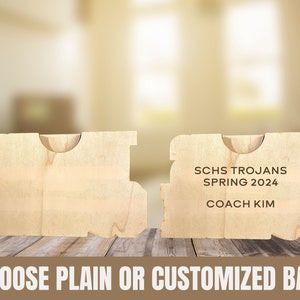 Puede incluir: Dos placas de madera, una con el texto "SCHS TROJANS SPRING 2024 COACH KIM" y la otra lisa. Elige entre una parte posterior lisa o personalizada.
