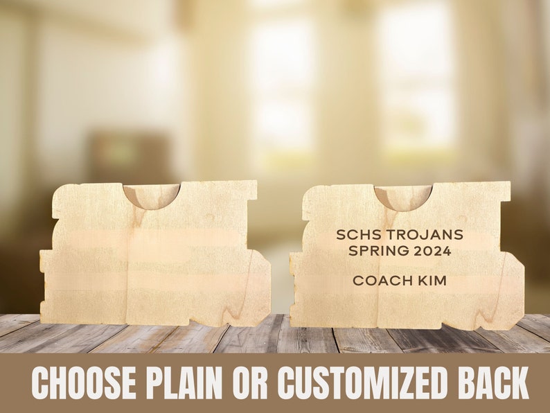 Puede incluir: Dos placas de madera, una con el texto "SCHS TROJANS SPRING 2024 COACH KIM" y la otra lisa. Elige entre una parte posterior lisa o personalizada.