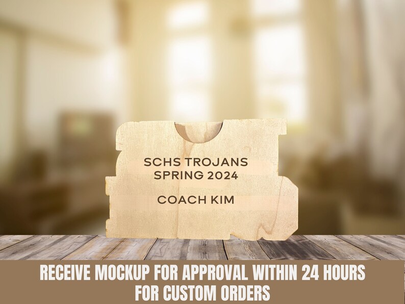 Puede incluir: Un letrero de madera con el texto "SCHS TROJANS SPRING 2024 COACH KIM" en &eacute;l. El letrero est&aacute; sentado en una mesa de madera. El texto "RECEIVE MOCKUP FOR APPROVAL WITHIN 24 HOURS FOR CUSTOM ORDERS" est&aacute; en la parte inferior de la imagen.