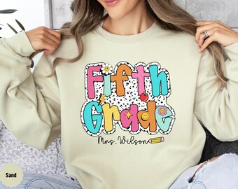 Sudadera personalizada para maestra de quinto grado, suéter Daisy del equipo de quinto grado, regalo de agradecimiento para el primer día de escuela primaria, regreso a clases 2025