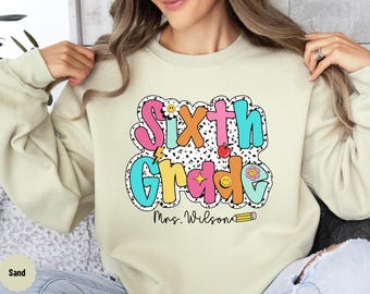 Sudadera personalizada para maestra de sexto grado, suéter Daisy del equipo de sexto grado, regalo de agradecimiento para el primer día de escuela secundaria, regreso a clases 2025