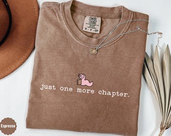 Bookworm Retro Book Lover T-shirt Gift Reading Shirts Women Just One More Chapter Book Club Shirt Gift for Librarian Reader Aesthetic Tees