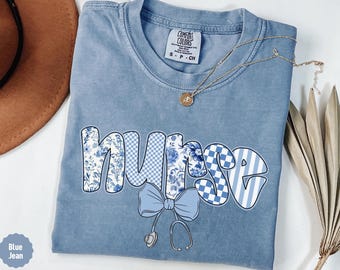 Camisa de enfermera con flores, estetoscopio, lazo, camiseta azul coqueta con flores, lindas ideas de regalo para enfermeras, regalo de graduación de enfermera, camisa de agradecimiento para enfermeras