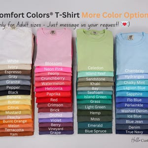 Op de afbeelding: Een kleurenkaart voor T-shirts van Comfort Colors&reg;. De kaart toont 20 verschillende kleuren in drie kolommen. De kleuren zijn gelabeld met namen zoals "Wit", "Ivoor", "Espresso", "Grijs", "Graniet", "Peper", "Zwart", "Banaan", "Boter", "Citrus", "Mosterd", "Perzik", "Gebrande Oranje", "Meloen", "Terracotta", "Yam", "Bloesem", "Neonroze", "Pioenroos", "Bosbes", "Watermeloen", "Heliconia", "Paprika", "Rood", "Koraalrood", "Baksteen", "Orchidee", "Violet", "Bes", "Wijngaard", "Druif", "Celedon", "Koraalrif", "Zandsteen", "Kaki", "Baai", "Zeeschuim", "Eilandgroen", "Gras", "Lichtgroen", "Hennep", "Mos", "Smaragd", "Blauwe spar", "Chambray", "Hortensia", "Krijtwitte munt", "Laguneblauw", "Saffier", "Flo Blue", "Blauwe ereprijs", "Gewassen denim", "IJsblauw", "Jeansblauw", "Denim", "Donkerblauw".