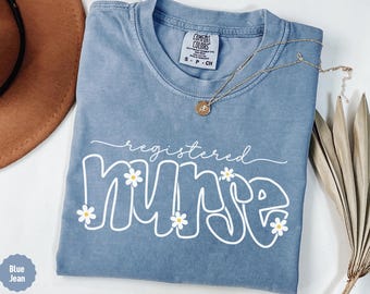 Camiseta floral de enfermera registrada para mujer, linda camiseta de cuello redondo para enfermera, regalos de graduación para ella, camiseta de graduación de enfermera registrada, camiseta minimalista de enfermera