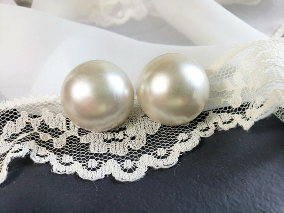 Large Vintage 1950s Faux Pearl Screw Back Earring… - image 7