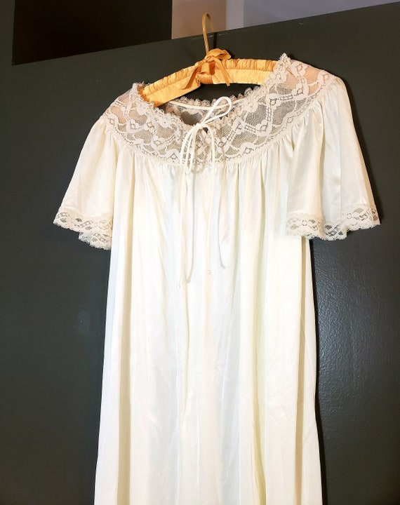 Vintage JCPenney Flowy Cream Nightgown with Lace,… - image 2