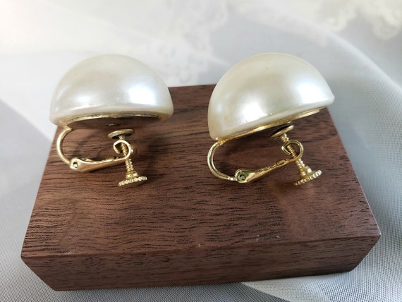 Large Vintage 1950s Faux Pearl Screw Back Earring… - image 3