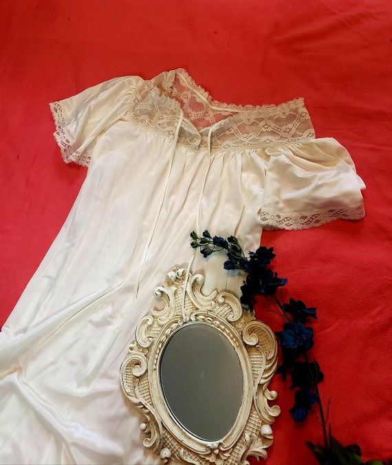 Vintage JCPenney Flowy Cream Nightgown with Lace,… - image 3