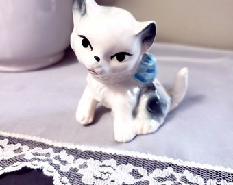 Petite figurine vintage de chat en céramique avec un noeud bleu, fabriquée au Japon