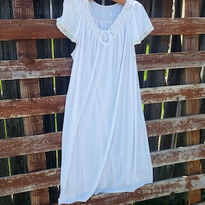 1980s Vintage Shadowline Flowy Nightgown with Lace and Flower Embellishment, White Pink