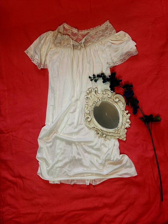 Vintage JCPenney Flowy Cream Nightgown with Lace,… - image 4