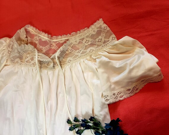 Vintage JCPenney Flowy Cream Nightgown with Lace,… - image 5