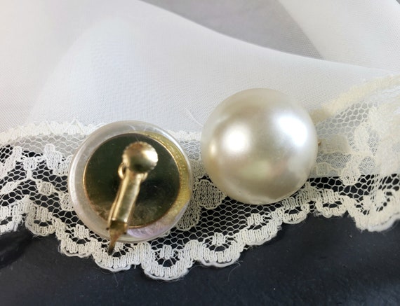 Large Vintage 1950s Faux Pearl Screw Back Earring… - image 4