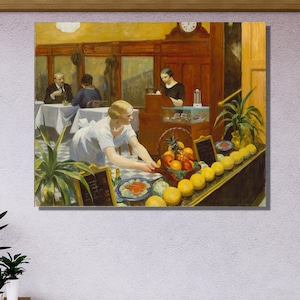 Puede incluir: Una pintura que representa a una mujer con un vestido blanco de pie detrás de un mostrador lleno de fruta. El mostrador es de madera y tiene un acabado marrón oscuro. La mujer está mirando la fruta y parece estar arreglándola. Hay otras personas en el fondo, pero no están enfocadas. La pintura está hecha en un estilo realista y tiene una paleta de colores cálidos.