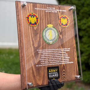 Plaquette militaire pensioen – gepersonaliseerd 11 x 14 inch acryl- en houtcadeau | Veteranenaandenken met emblemen
