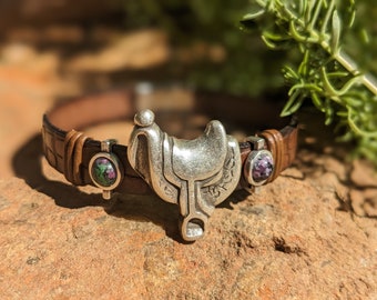 Epidoot edelsteenzadelarmband, leren armband met westers reliëf, ruiterarmsnoep, cowgirl-sieraden, rodeo-accessoire, 0061B1