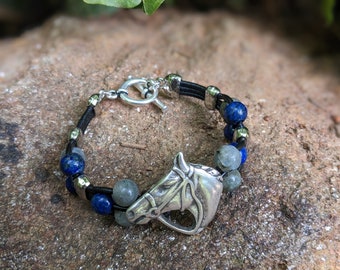 Zilveren bedelarmband paard, westerse labradoriet lapis lazuli armband, cowgirl sieraden, paardensport arm snoep, rodeo accessoire, 0059B1