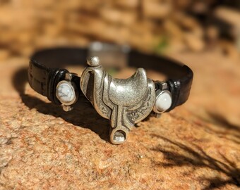 Witte howliet edelsteen zadelarmband, western gegraveerde leren armband, paardensport arm snoep, cowgirl sieraden, rodeo accessoire, 0061B2