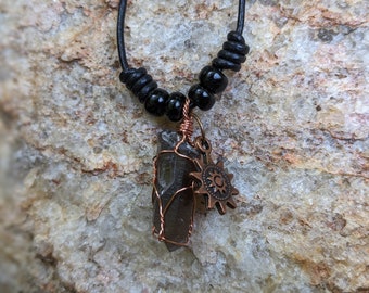 Ketting rookkwartskristal en zonneleer (0028N)