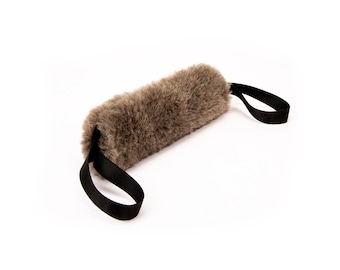 Stevige hondensleepboot van schapenvacht met handgrepen en verwisselbare pieperzak - interactief trainings- en motivatiespeelgoed