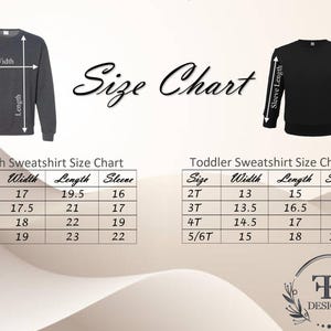Peut inclure: Un tableau des tailles pour les sweat-shirts pour jeunes et tout-petits. Le tableau comprend les mesures de la largeur, de la longueur et de la longueur des manches en centim&egrave;tres. Le texte "Size Chart" est &eacute;crit en cursive. Le logo FK Designs est en bas.